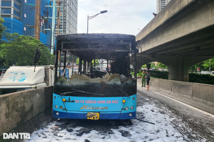 Xe buýt bốc cháy dữ dội tại lối lên đường Vành đai 3 trên cao - 1