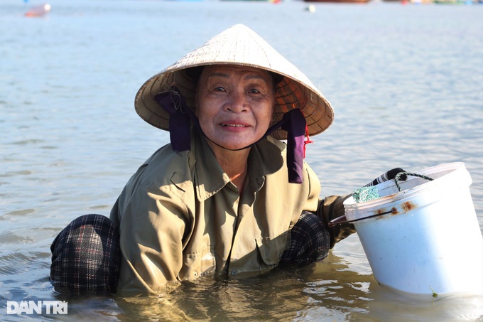 Fishermen collect money on coral reefs - 2