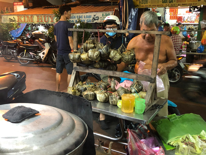 The 62-year-old grandmother's oven is always red, selling 300 pieces a day - 2