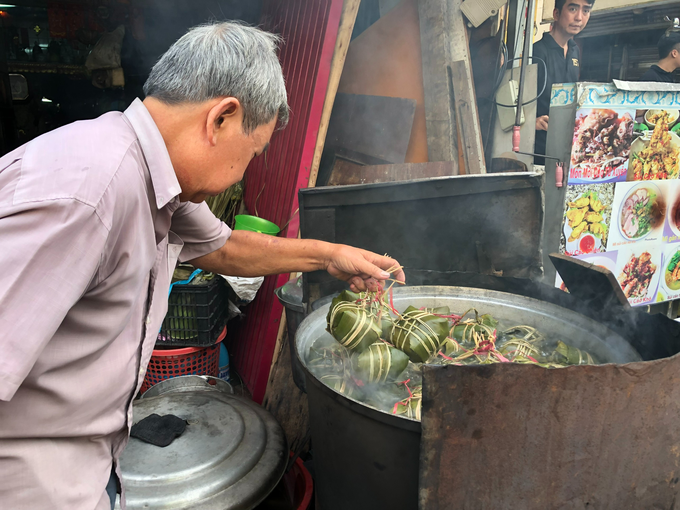 The 62-year-old grandmother's oven is always red, selling 300 pieces a day - 4