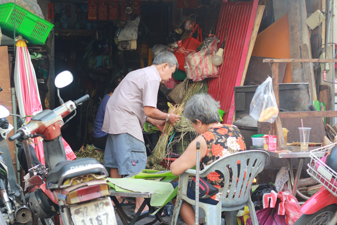 The 62-year-old grandmother's oven is always red, selling 300 pieces a day - 5