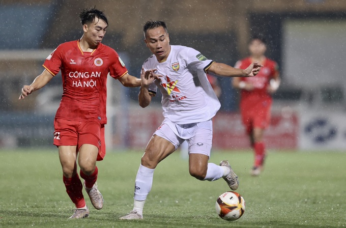 CLB Công An Hà Nội lên ngôi đầu bảng V-League 2023 - 4 CLB Công An Hà Nội lên ngôi đầu bảng V-League 2023 - 4
