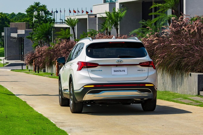 Hyundai Santa Fe Hybrid giá 1,450 tỷ đồng, ăn hơn 5 lít xăng cho 100km - 4