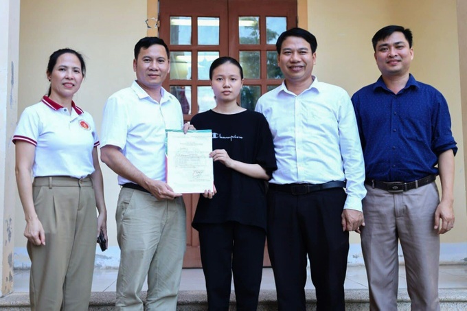 Niềm vui đầu tiên đến với nữ sinh ôm nỗi đau mồ côi đi thi tốt nghiệp - 1