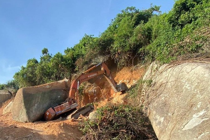 Tài xế máy xúc bị đá đè tử vong khi thi công cao tốc Bắc - Nam - 1