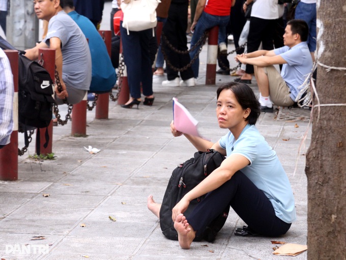 Bố mẹ gặm bánh mì, vạ vật chờ con thi đánh giá năng lực trường công an - 4