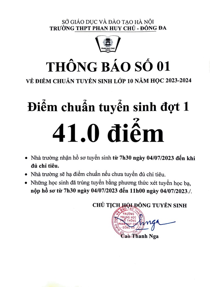 Hà Nội: Phụ huynh xếp hàng từ 2h sáng giành suất vào lớp 10 cho con - 3