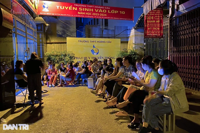 Nửa đêm phụ huynh quây trường Hoàng Cầu, Tạ Quang Bửu giành suất học lớp 10 - 1
