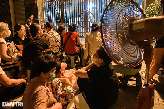 Nửa đêm phụ huynh quây trường Hoàng Cầu, Tạ Quang Bửu giành suất học lớp 10 - 3