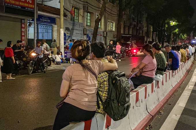 Phụ huynh xếp hàng cả đêm ngửi mùi chuột chết, ngất xỉu tại chỗ: Lỗi ở ai? - 3