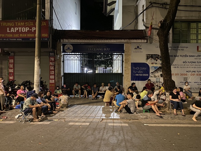 Phụ huynh xếp hàng cả đêm ngửi mùi chuột chết, ngất xỉu tại chỗ: Lỗi ở ai? - 4