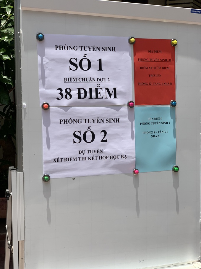 Phụ huynh xếp hàng cả đêm ngửi mùi chuột chết, ngất xỉu tại chỗ: Lỗi ở ai? - 1
