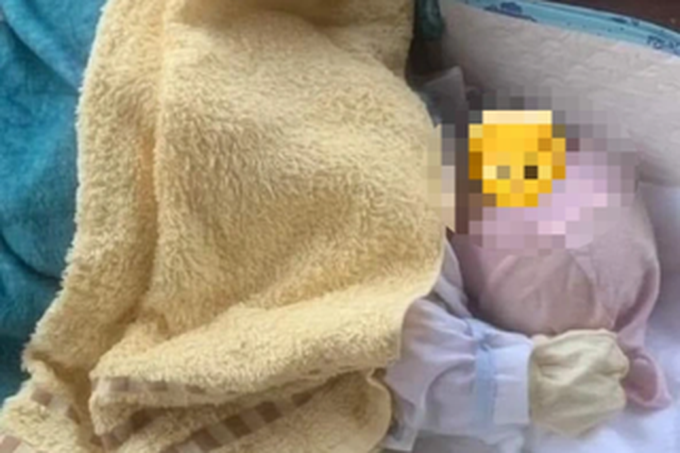 Phát hiện bé trai khoảng 10 ngày tuổi bị bỏ rơi trước cổng chùa - 1