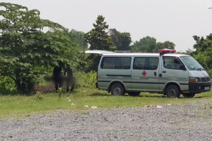 Người đàn ông tử vong trong tư thế treo cổ trên cây trứng cá - 1 Người đàn ông tử vong trong tư thế treo cổ trên cây trứng cá - 1