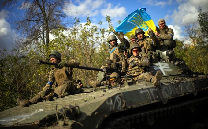 Ukraine tung các nắm đấm thép chiến lược vào phản công, Nga giáng trả - 1