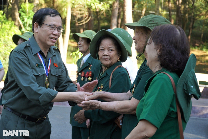 Cựu thanh niên xung phong dâng hương tưởng niệm liệt sĩ - 3