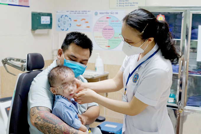 Vỡ bình thủy tinh đựng nước, bé trai bị nhiều dị vật cắm vào mặt - 1 Vỡ bình thủy tinh đựng nước, bé trai bị nhiều dị vật cắm vào mặt - 1