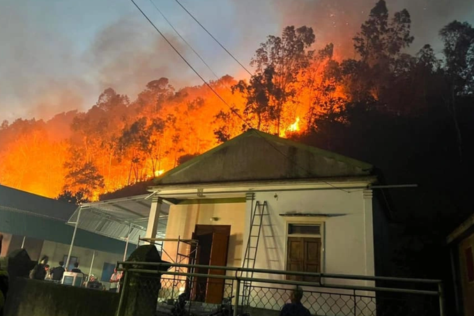 Hơn 3.000 người được huy động chữa cháy rừng ở Nghệ An - 3