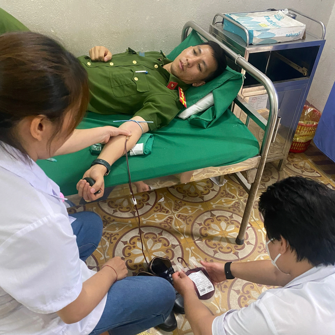 Hai cán bộ công an hiến máu cứu người phụ nữ qua cơn nguy kịch - 1