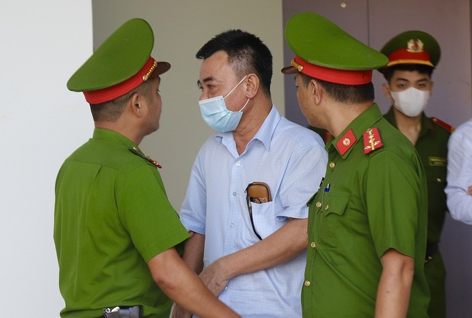 Cựu PGĐ Công an Hà Nội khóc trước tòa: Tôi phạm tội vì thương người - 1