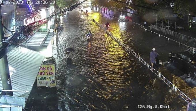 Dông lớn buổi tối, khắp TPHCM ngập lênh láng - 3