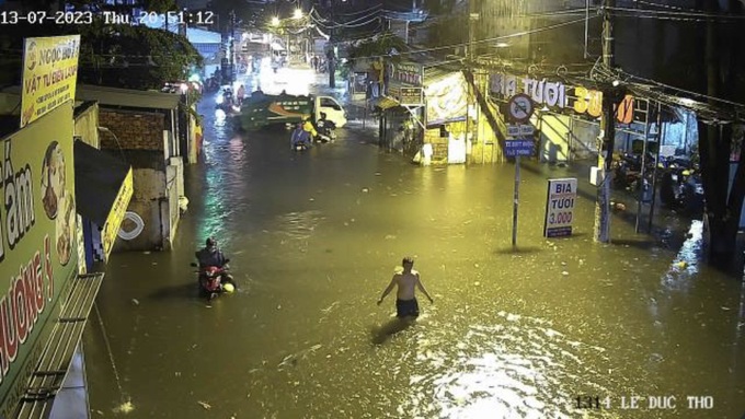 Dông lớn buổi tối, khắp TPHCM ngập lênh láng - 1