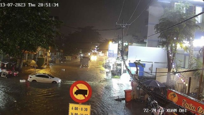 Dông lớn buổi tối, khắp TPHCM ngập lênh láng - 4