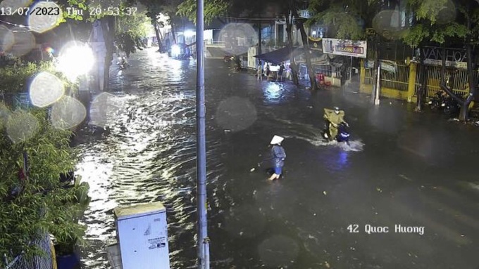 Dông lớn buổi tối, khắp TPHCM ngập lênh láng - 2