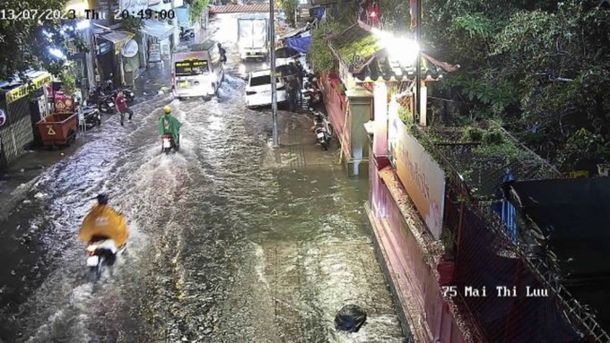 Dông lớn buổi tối, khắp TPHCM ngập lênh láng - 5