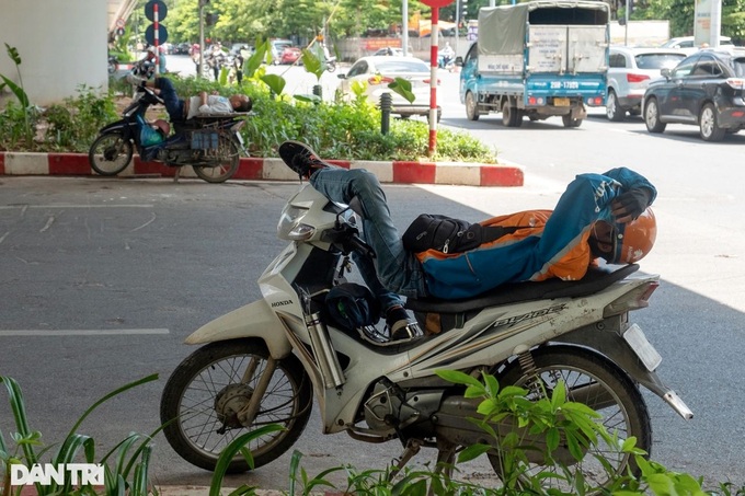 Hà Nội nắng như đổ lửa, shipper than lãi vài nghìn đồng mỗi đơn - 1
