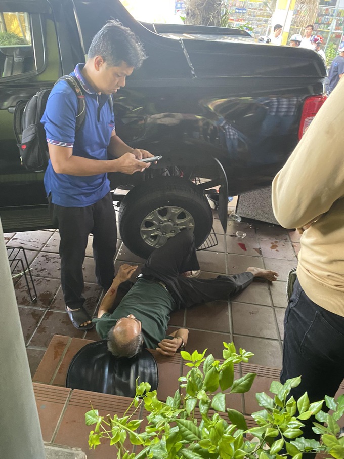 Ô tô không người lái lao vào quán cà phê, một người bị thương - 1 Ô tô không người lái lao vào quán cà phê, một người bị thương - 1