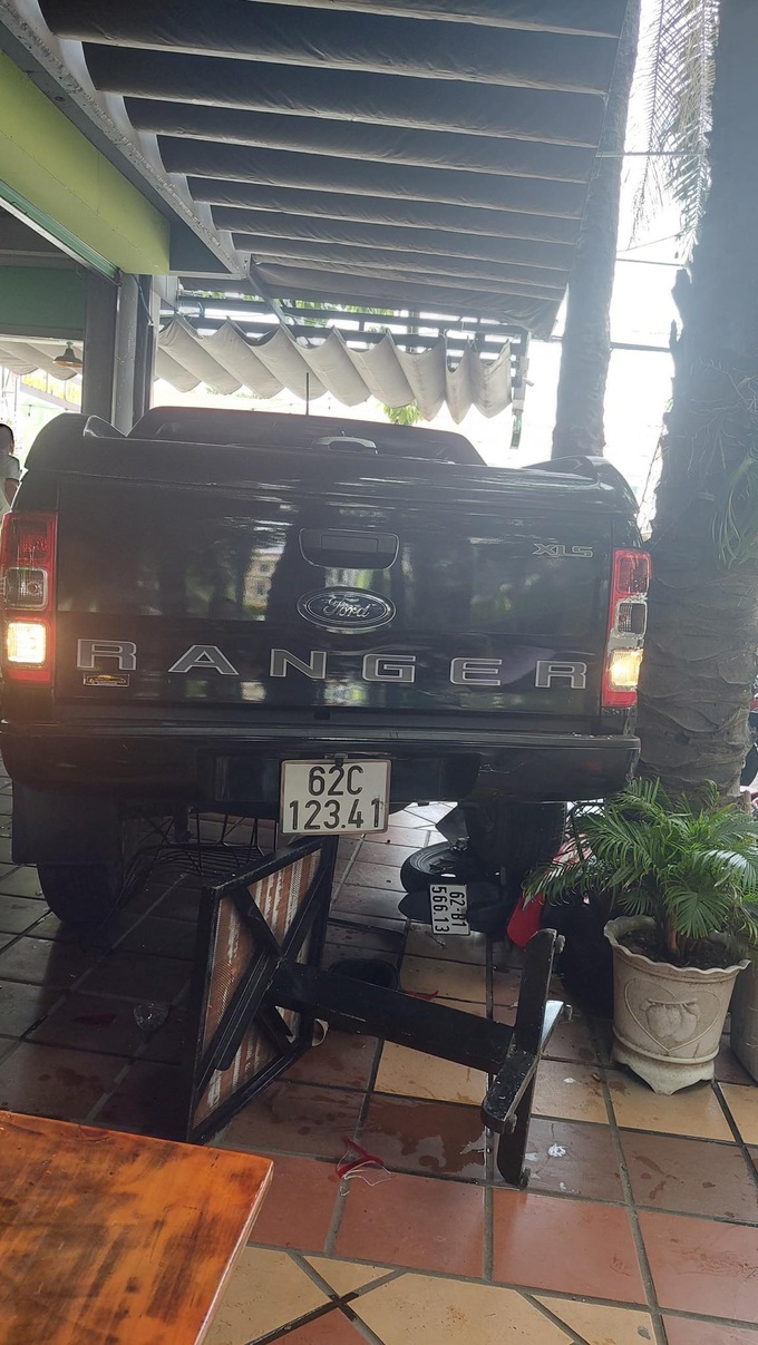 Ô tô không người lái lao vào quán cà phê, một người bị thương - 2 Ô tô không người lái lao vào quán cà phê, một người bị thương - 2