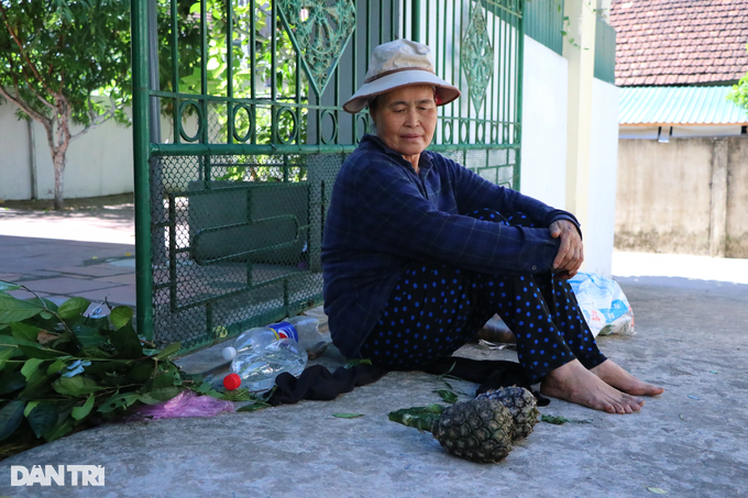 Cháy rừng suốt một ngày đêm: Lửa tiến sát nhà, viên than to bay xuống sân - 1