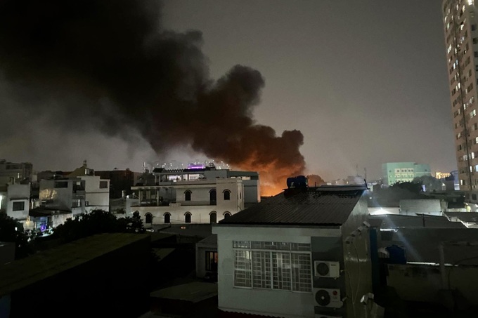 Cháy kho vải vụn ở TPHCM, kịp di dời hơn 20 ô tô - 1