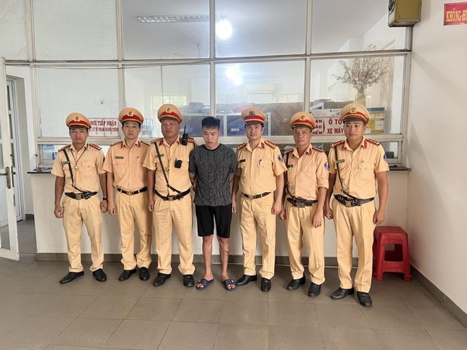 CSGT Đồng Nai chặn bắt kẻ giết người đang lái xe bỏ trốn - 1 CSGT Đồng Nai chặn bắt kẻ giết người đang lái xe bỏ trốn - 1