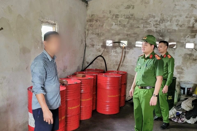 Công an phát hiện gần 1.400 lít dầu máy diesel không rõ nguồn gốc - 1