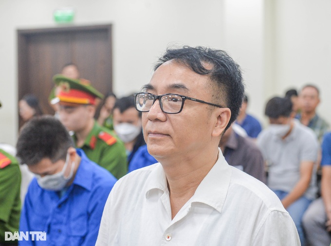 Xử vụ cựu Cục phó Trần Hùng: Bí ẩn chiếc túi màu đen trên ghế đá? - 1
