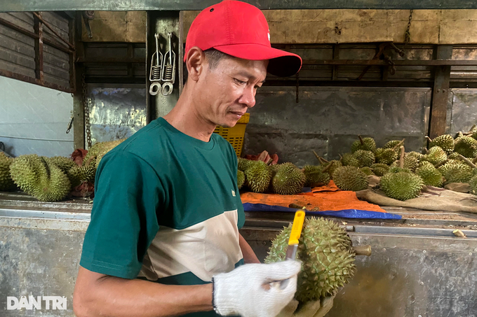 Unique profession of listening to sound, smelling durian making millions every day - 1
