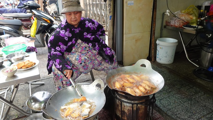 Quán cơm nhà giàu ở TPHCM: Bán vỉa hè, giá 100.000 đồng/đĩa vẫn đắt khách - 1