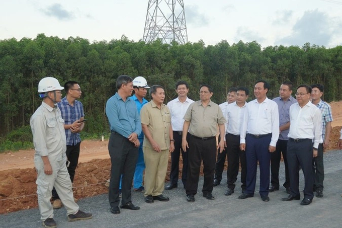 Thủ tướng viếng nghĩa trang liệt sỹ, kiểm tra dự án trọng điểm ở Quảng Trị - 3