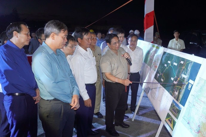 Thủ tướng viếng nghĩa trang liệt sỹ, kiểm tra dự án trọng điểm ở Quảng Trị - 4