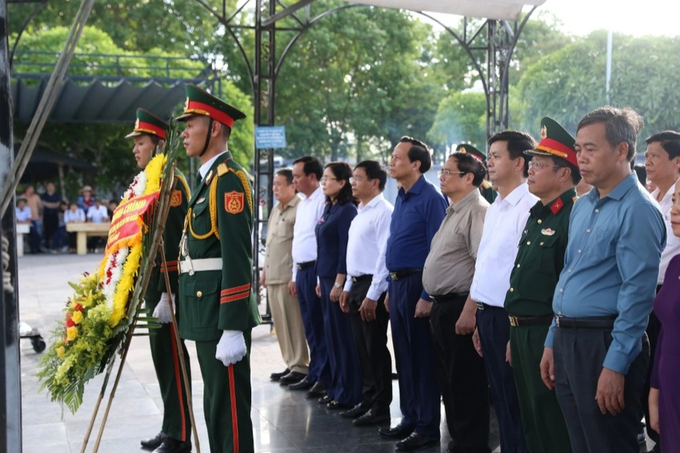 Thủ tướng viếng nghĩa trang liệt sỹ, kiểm tra dự án trọng điểm ở Quảng Trị - 2