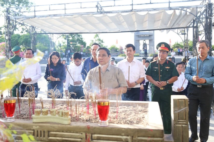 Thủ tướng viếng nghĩa trang liệt sỹ, kiểm tra dự án trọng điểm ở Quảng Trị - 1