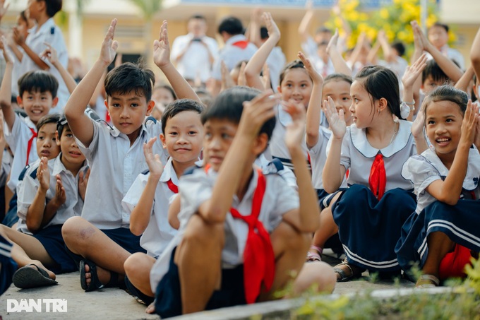 Nhịn ăn để học đại học, cô giáo 47 tuổi sốc vì 9 năm nữa mới tăng lương - 2