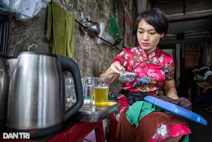 Cô chủ quán trà đá ở Hà Nội mỗi ngày mặc một bộ váy cá tính gây sốt mạng - 2
