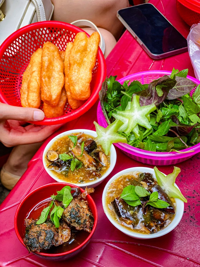 Customers wait in line to enjoy the luxury snacks of Ha Long people - 2