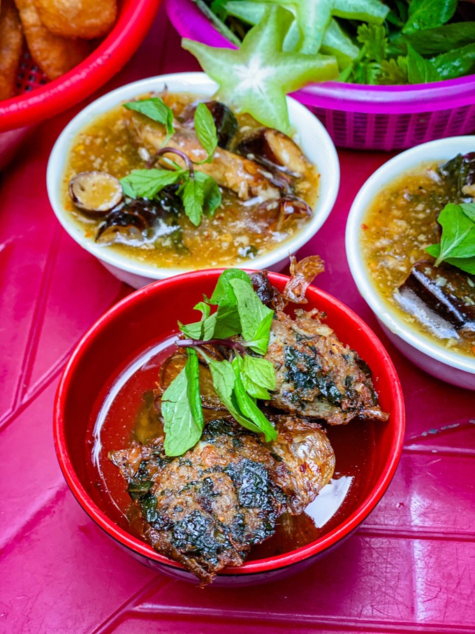 Customers wait in line to enjoy the luxury snacks of Ha Long people - 4