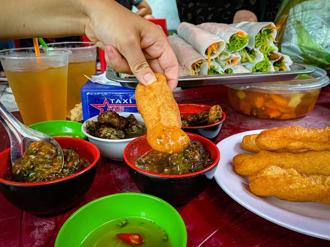 Customers wait in line to enjoy the luxury snacks of Ha Long people - 3