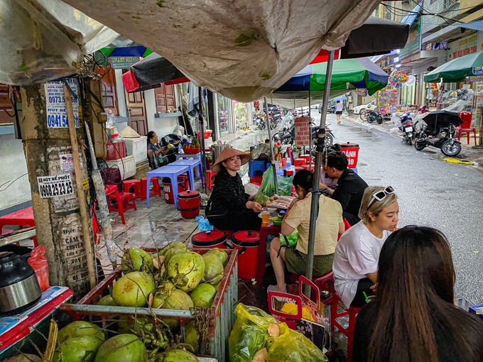 Customers wait in line to enjoy the luxury snacks of Ha Long people - 1