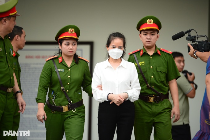 Tạm giữ 210.000 USD, 146 lượng vàng của cựu Phó Giám đốc Công an Hà Nội - 2 Tạm giữ 210.000 USD, 146 lượng vàng của cựu Phó Giám đốc Công an Hà Nội - 2